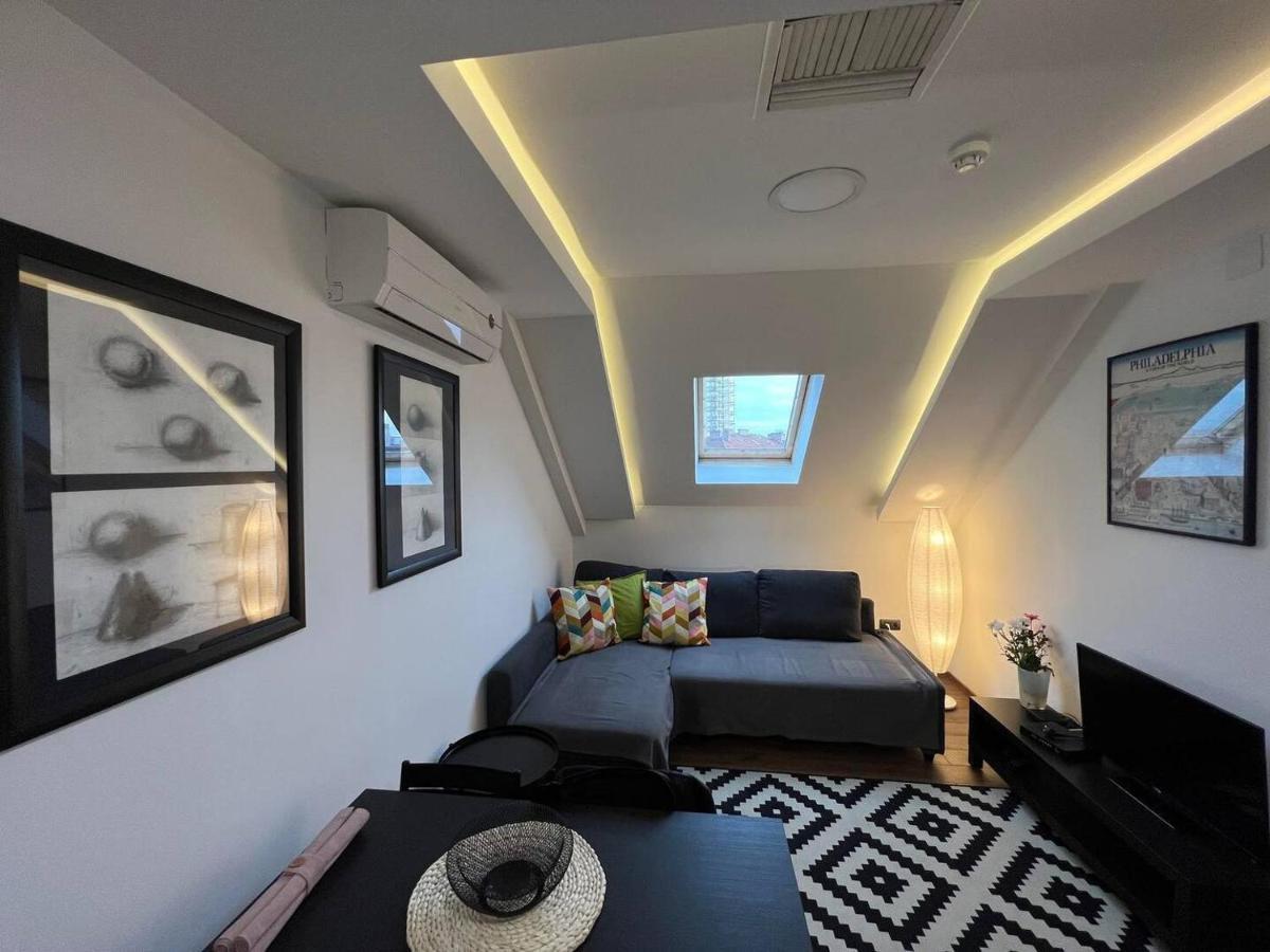 Main Square Apartment *