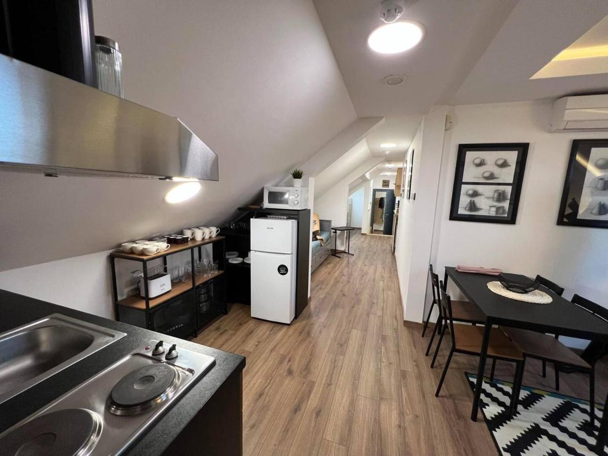 Main Square Apartment *